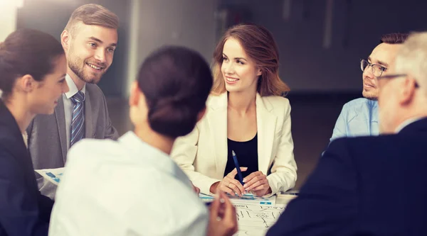 Equipo de negocios con reunión de esquema en la oficina —  Fotos de Stock