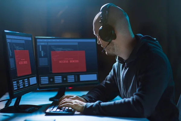 Hackare med åtkomst nekade meddelanden på datorer — Stockfoto