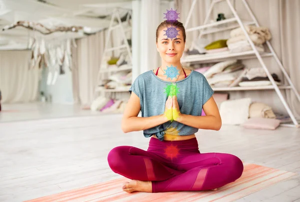 Mulher meditando em pose de lótus no estúdio de ioga — Fotografia de Stock