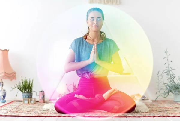 Nilüfer çiçeğiyle meditasyon yapan kadın yoga stüdyosunda poz veriyor. — Stok fotoğraf