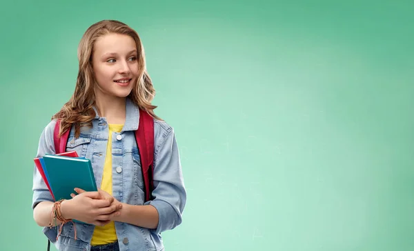 Feliz sonrisa adolescente estudiante chica con bolsa de la escuela —  Fotos de Stock