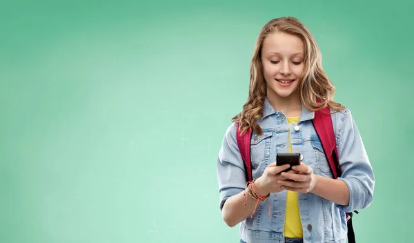Tonåring student flicka med skolväska och smartphone — Stockfoto