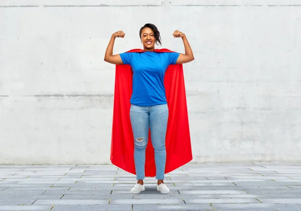 Felice donna afroamericana in mantello rosso supereroe — Foto Stock