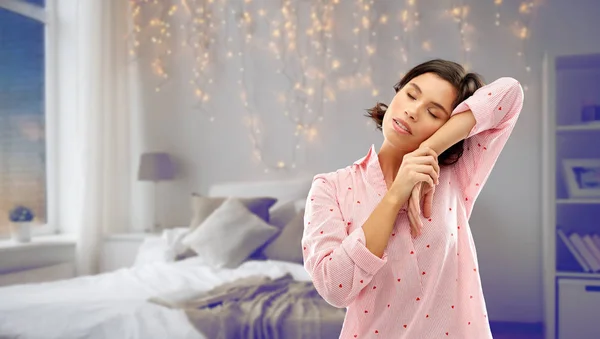 Сонная уставшая женщина в пижаме дремлет над спальней — стоковое фото