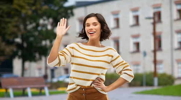 Sonriente mujer o estudiante chica saludando mano —  Fotos de Stock