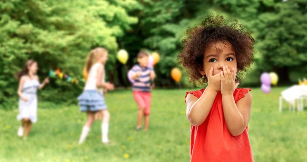 Förvirrad afrikansk amerikansk flicka på Birhtday Party — Stockfoto