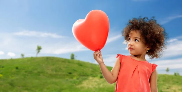 Menina americana africana com balão em forma de coração — Fotografia de Stock