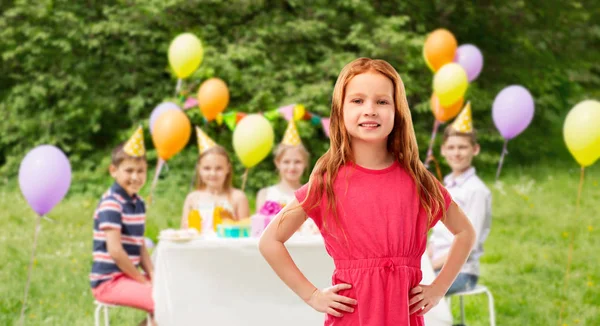 Sorrindo menina de cabelos vermelhos na festa de aniversário — Fotografia de Stock