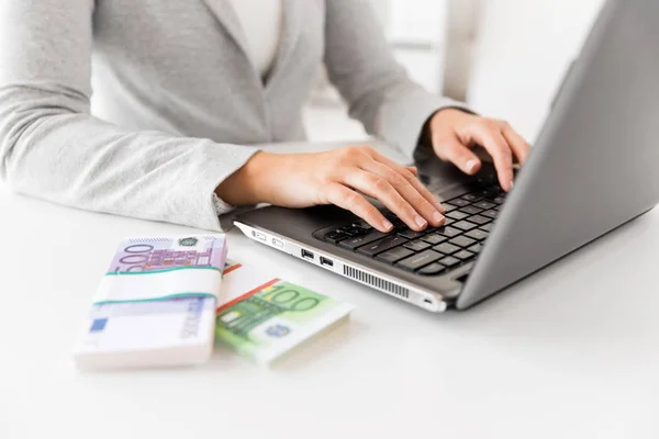 Nahaufnahme einer Geschäftsfrau mit Laptop und Geld — Stockfoto