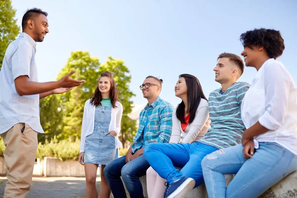 Happy internationale vrienden praten in de stad — Stockfoto