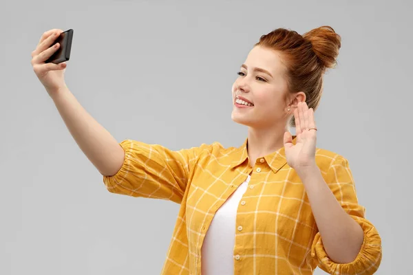 Rothaarige Teenagerin macht Selfie mit dem Smartphone — Stockfoto