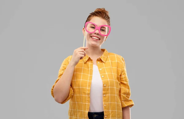 Souriant roux adolescent fille aux gros verres — Photo