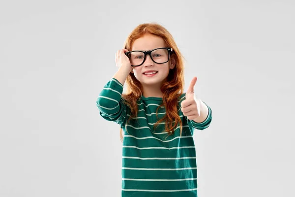 Sorrindo menina estudante de cabelos vermelhos em óculos — Fotografia de Stock