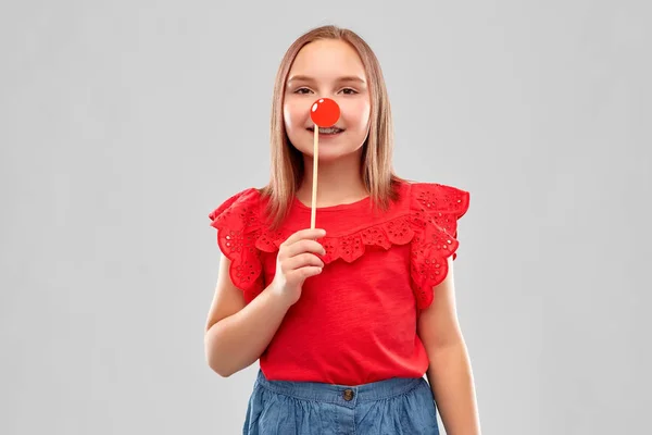 Bela menina sorridente em camisa vermelha e saia — Fotografia de Stock