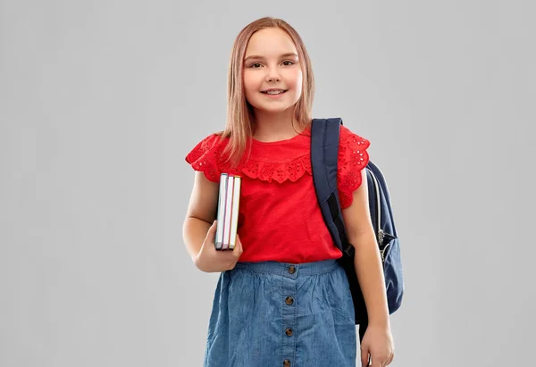 Tersenyum gadis mahasiswa dengan buku-buku dan tas — Stok Foto
