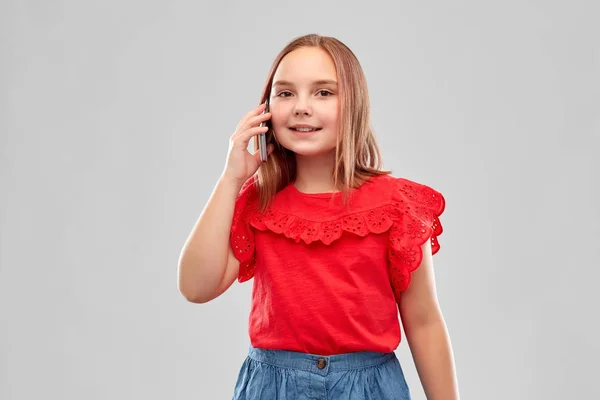 Bela menina sorridente chamando no smartphone — Fotografia de Stock