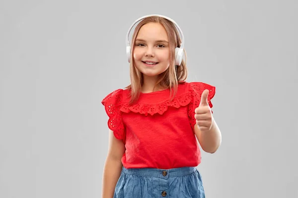 Lächelndes Mädchen mit Kopfhörern, das Musik hört — Stockfoto