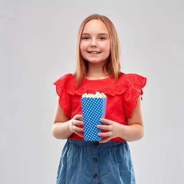 Mooi glimlachend meisje in rood shirt en rok — Stockfoto