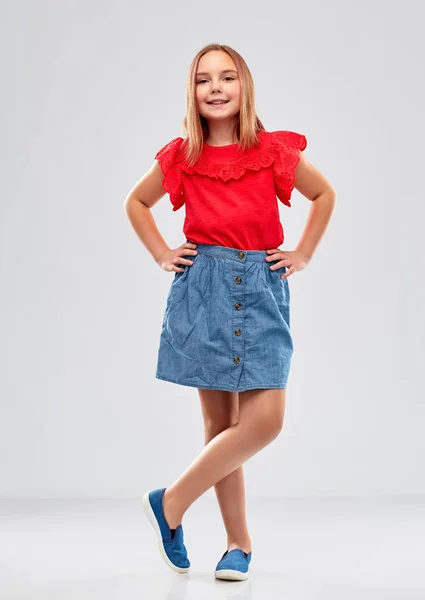 Bela menina sorridente em camisa vermelha e saia — Fotografia de Stock