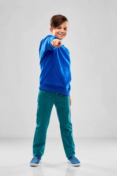 Sonriente chico en azul sudadera con capucha dedo —  Fotos de Stock