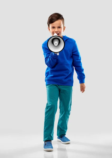 Mosolygós fiú beszélt megafon — Stock Fotó