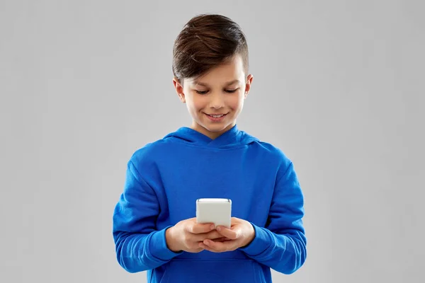 Niño sonriente con capucha azul — Foto de Stock