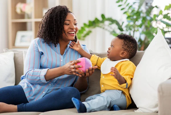 Moeder en baby spelen met bal thuis — Stockfoto