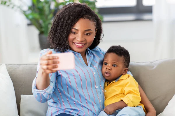 Afrikai anya, Baby Son vesz selfie otthon — Stock Fotó