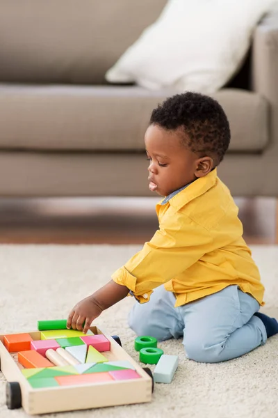 Afrikalı Amerikan bebek çocuk oyuncak blokları ile oynuyor — Stok fotoğraf