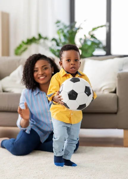 母親と赤ちゃんが自宅でサッカーボールをしています — ストック写真