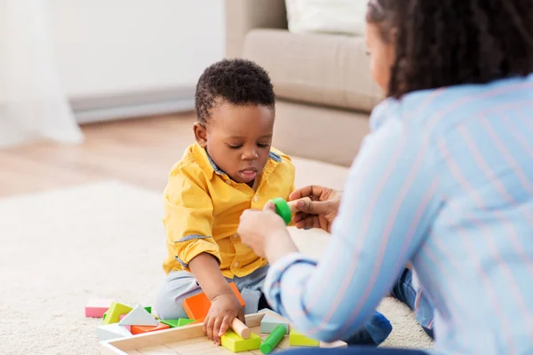 Moeder en baby spelen met speelgoed blokken thuis — Stockfoto