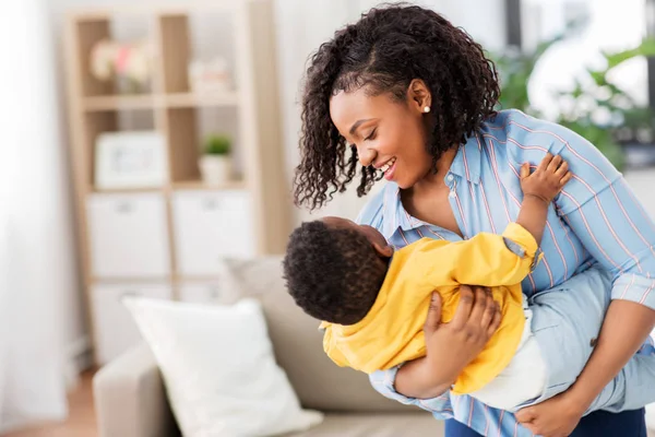 Gelukkig Afro-Amerikaanse moeder met baby thuis — Stockfoto