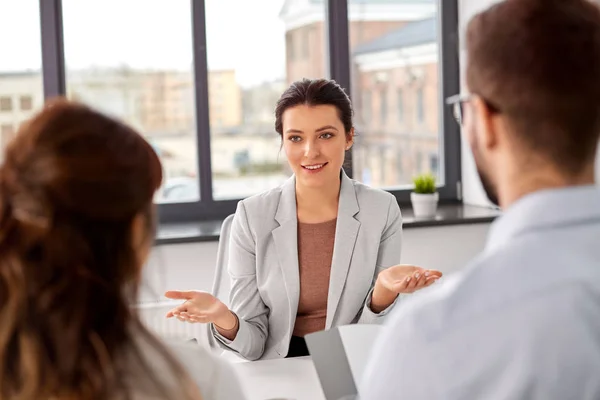 Recruiters met sollicitatiegesprek met werknemer — Stockfoto
