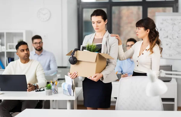 Travailleuse de bureau avec boîte de choses personnelles — Photo