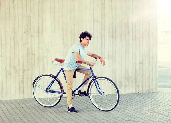 Fiatal hipster férfi lovaglás fix felszerelés kerékpár — Stock Fotó