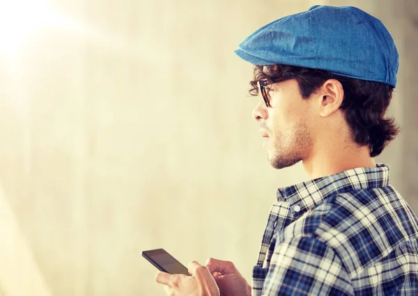 Primer plano del mensaje de texto del hombre en el teléfono inteligente — Foto de Stock