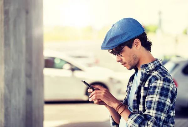 Hipster man texting message on smartphone — Stock Photo, Image