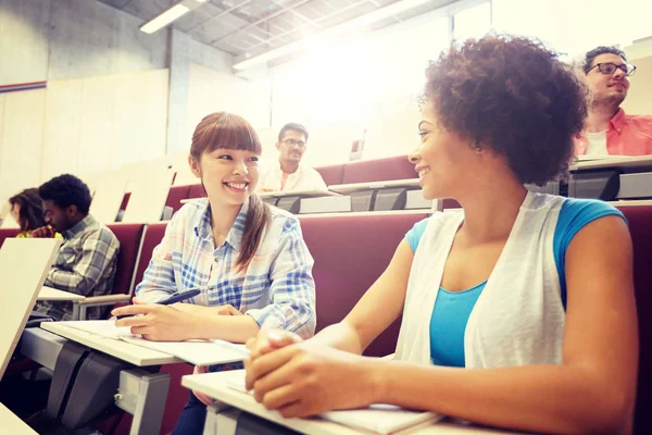 Grupp internationella studenter talar på föreläsning — Stockfoto