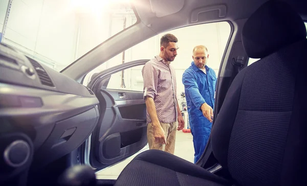 Mecánico de automóviles y el hombre en el taller de automóviles — Foto de Stock