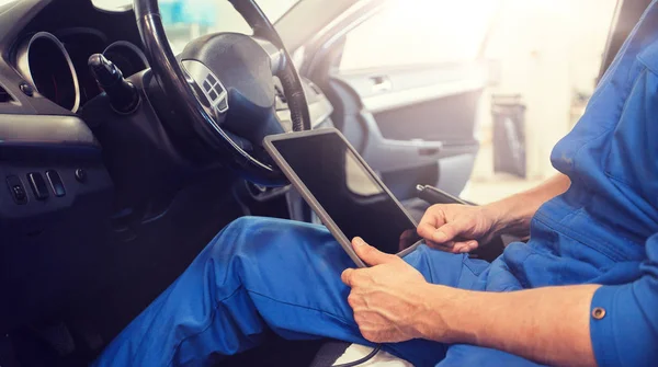 Tamirci adam araba tanılama yapma tablet pc ile — Stok fotoğraf