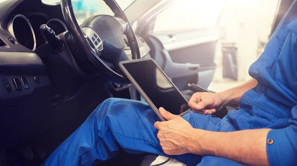 Uomo meccanico con il pc della compressa che fa diagnostica dell'automobile — Foto Stock