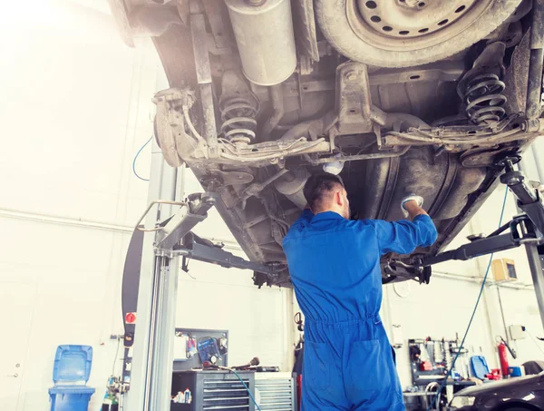 Mecánico o herrero reparación de coches en el taller — Foto de Stock