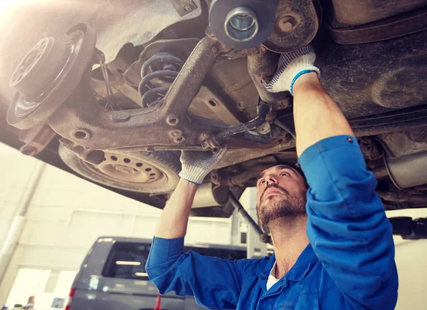 Mechanik mężczyzna lub smith naprawy samochodu w warsztacie — Zdjęcie stockowe