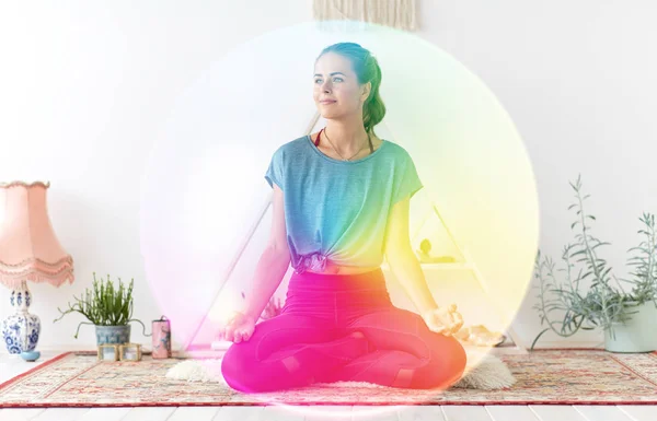 Mulher meditando em pose de lótus no estúdio de ioga — Fotografia de Stock