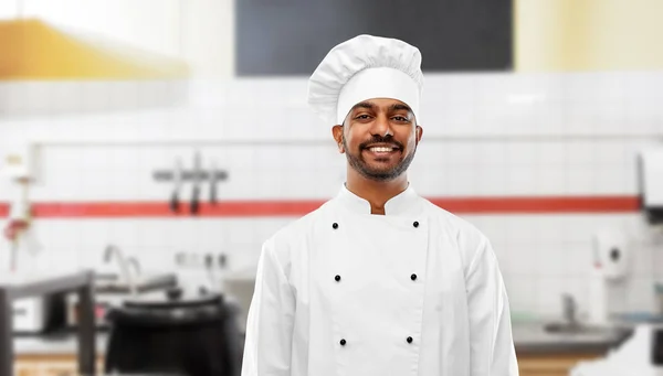 Chef indiano feliz no toque na cozinha do restaurante — Fotografia de Stock