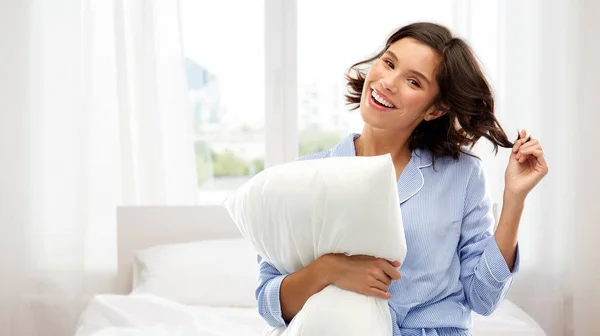 Ευτυχισμένη γυναίκα σε πυτζάμες με μαξιλάρι πάνω από το υπνοδωμάτιο — Φωτογραφία Αρχείου