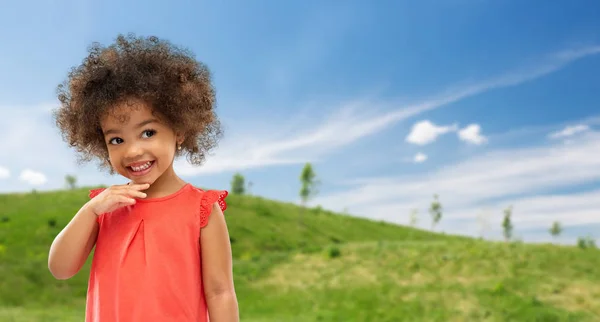 Lycklig liten afrikansk amerikansk flicka på sommaren — Stockfoto