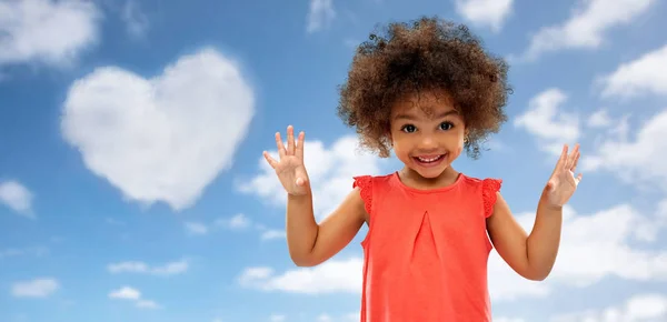 Menina americana africana feliz sobre o céu azul — Fotografia de Stock