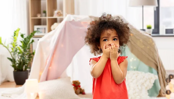Confused african american girl covering mouth — Stock Photo, Image