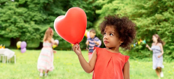 심장 모양의 풍선 아프리카계 미국인 소녀 — 스톡 사진